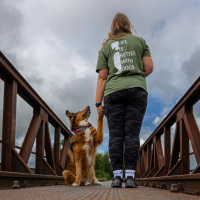 T-Shirt Life is better with dogs Unisex Grün